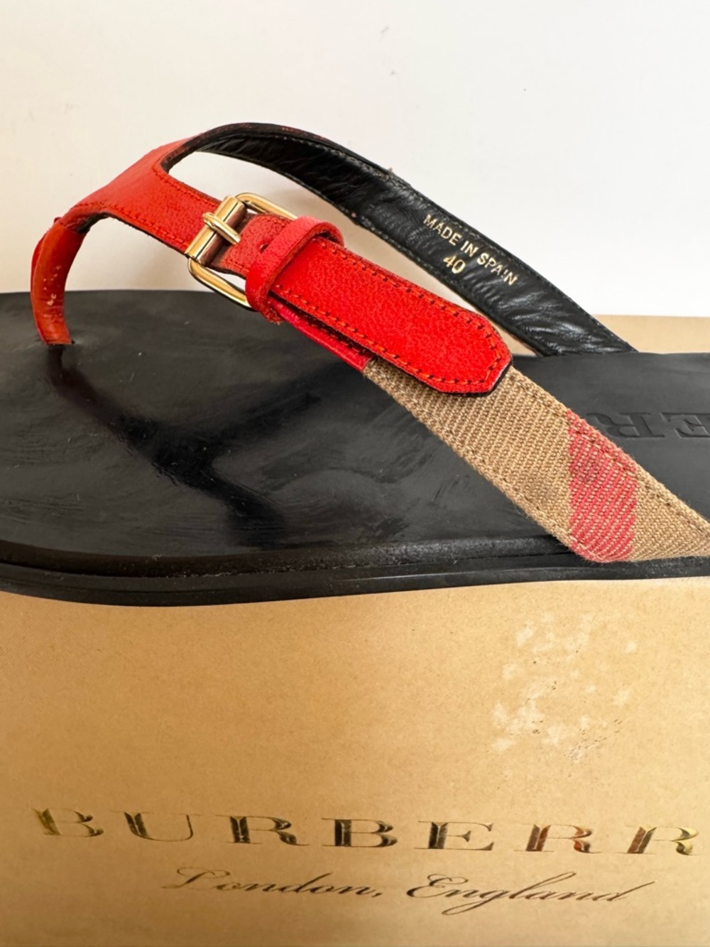 Burberry Women’s Orange Leather Thong Sandals with Signature Check Strap Size 9 - Picture 2 of 10